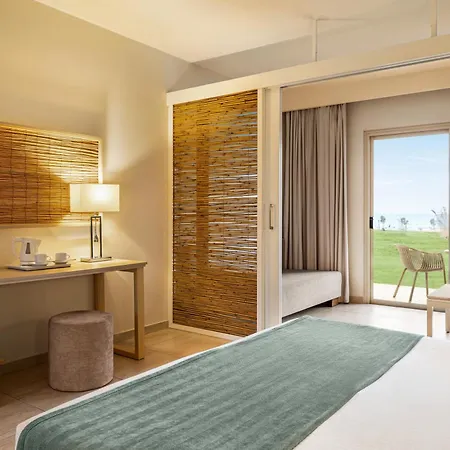 Готель Ramada & By Wyndham Айя-Напа