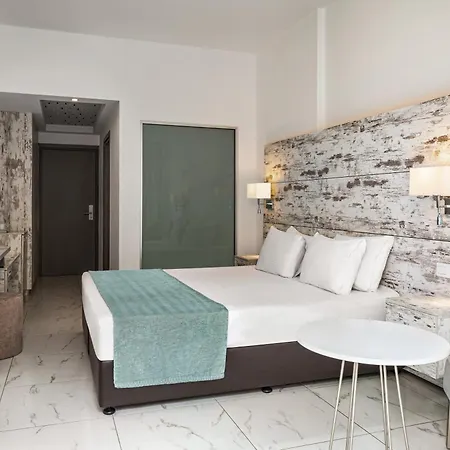 Готель Ramada & By Wyndham Айя-Напа